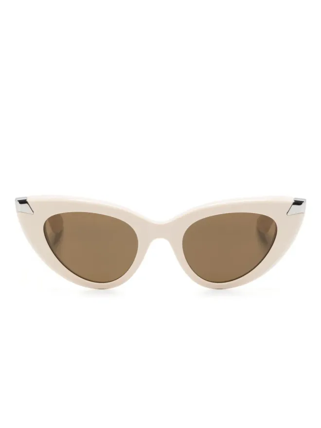 Alexander McQueen Eyewear Alexander McQueen Eyewear パンクリベット キャットアイ サングラスの商品画像