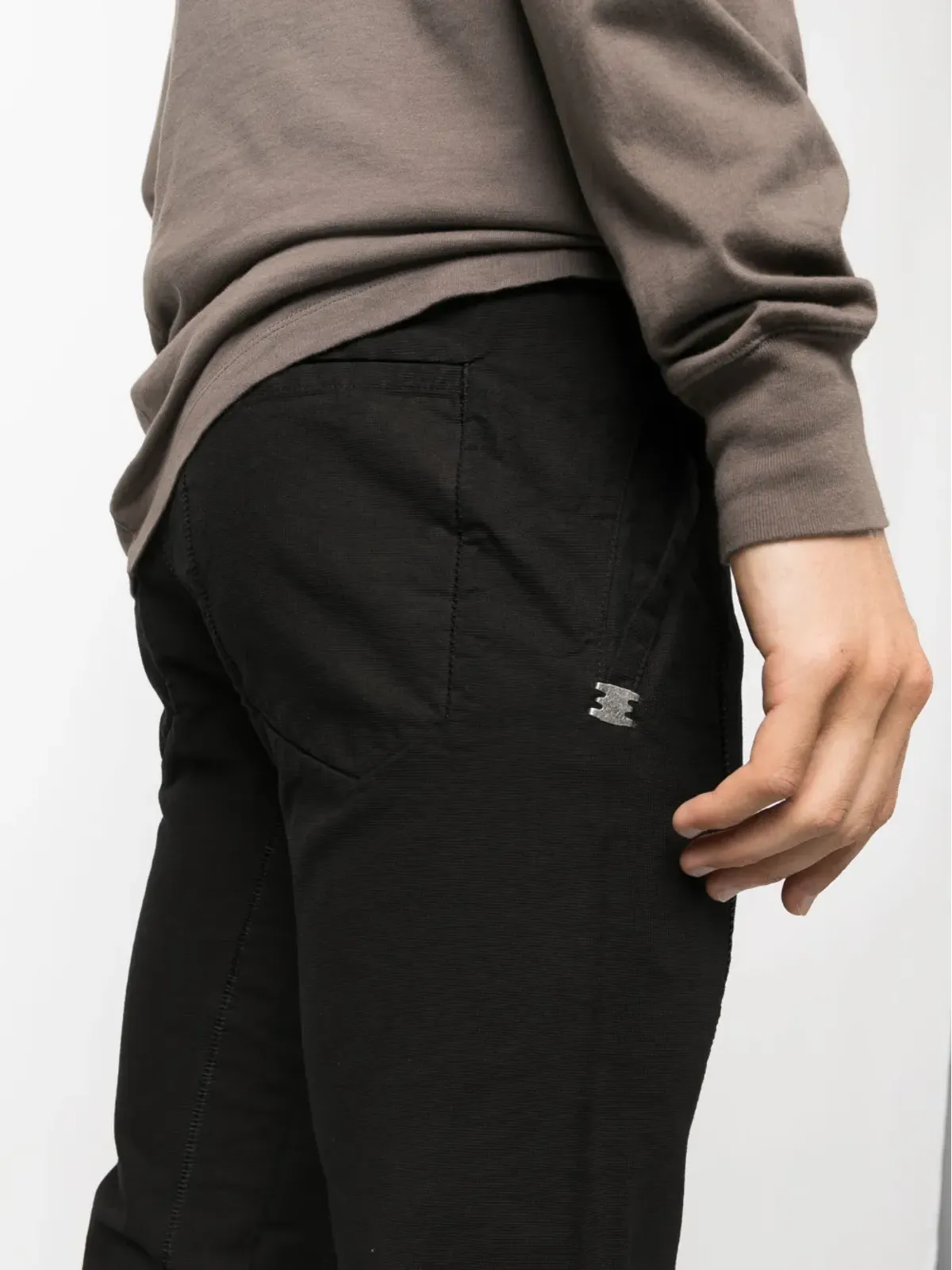 Isaac Sellam Experience ロゴプレート付き テーパードデニムパンツ - 画像5