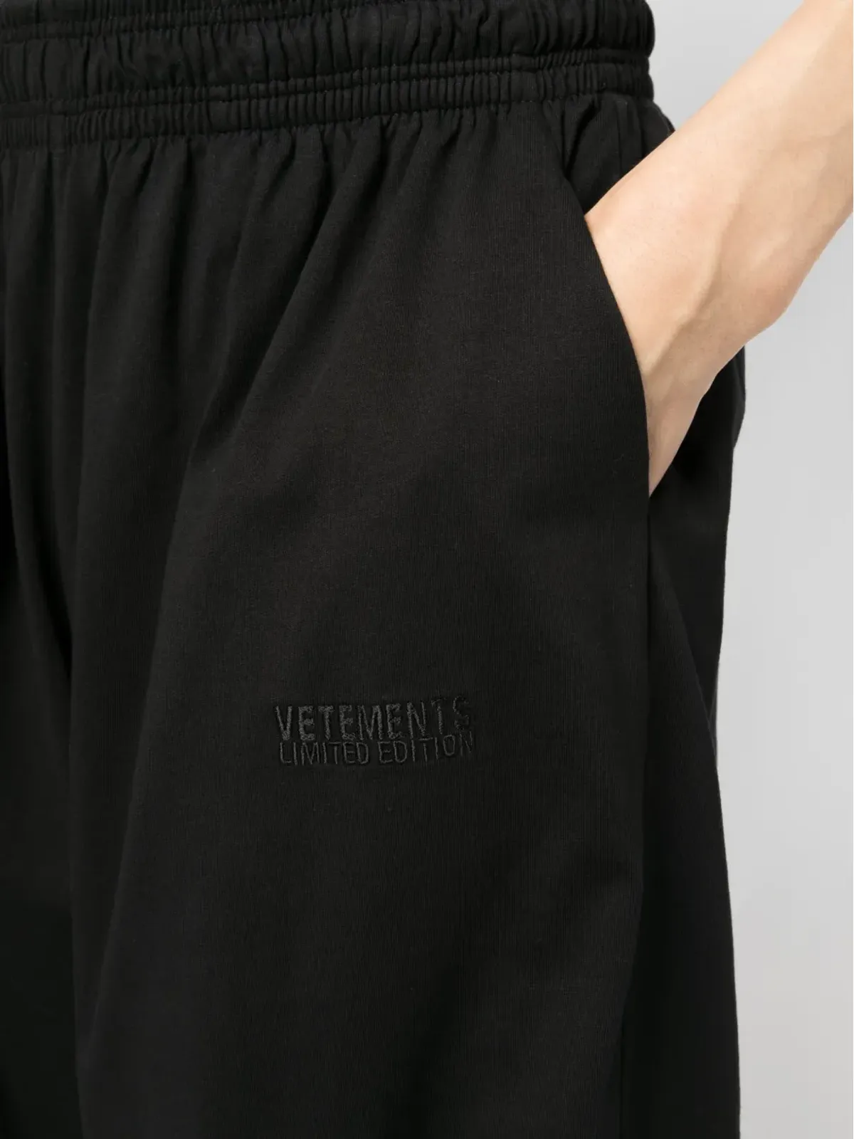 VETEMENTS ロゴ刺繍 ジャージーショーツ - ブラック - 画像5
