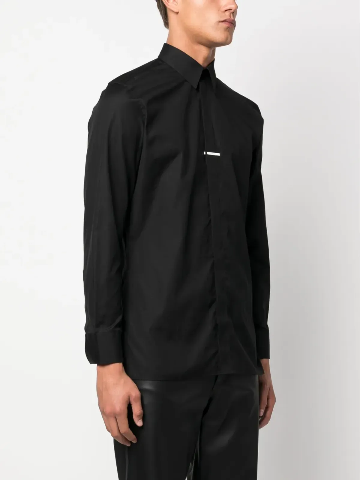 Givenchy ロゴプレート付き ポインテッドカラー コットンシャツ ブラック - 画像3