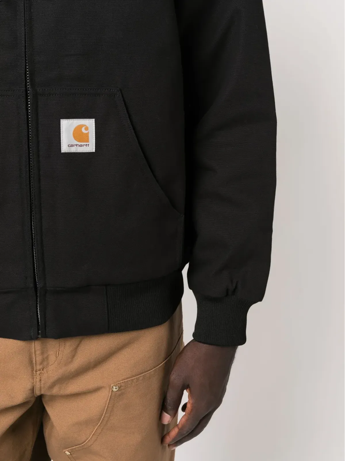 Carhartt WIP ロゴパッチ付きコットンフーデッドジャケット ブラック - 画像5