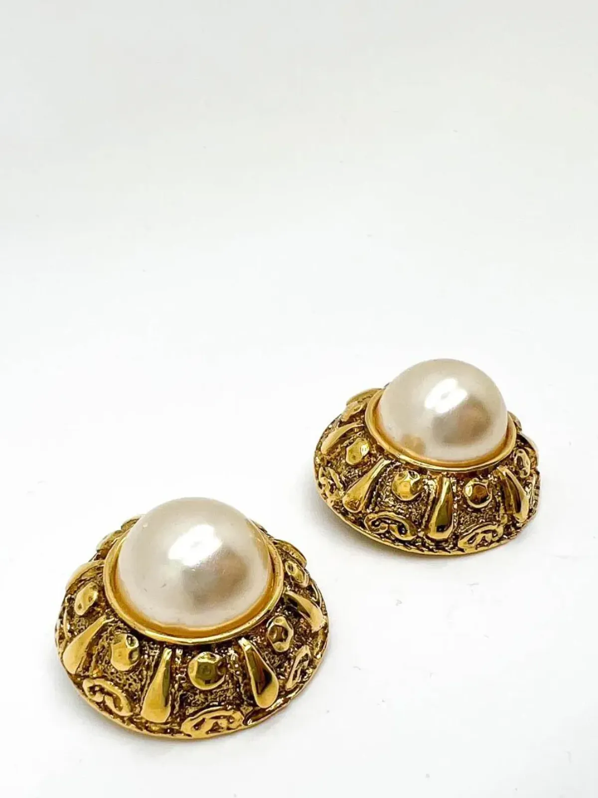 Jennifer Gibson Jewellery ヴィンテージ フレンチ クチュール エトラスカン ギャラリー付き ハーフパール ピアス 1980年代 ゴールド - 画像2
