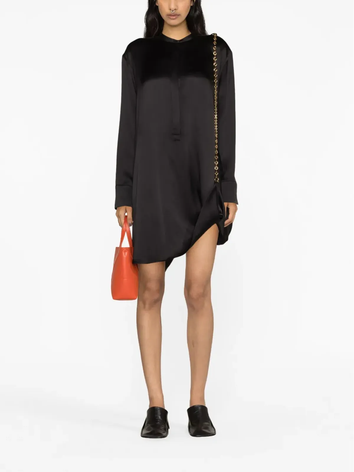 LOEWE ブラックのチェーン装飾シルクシャツドレス - 画像2