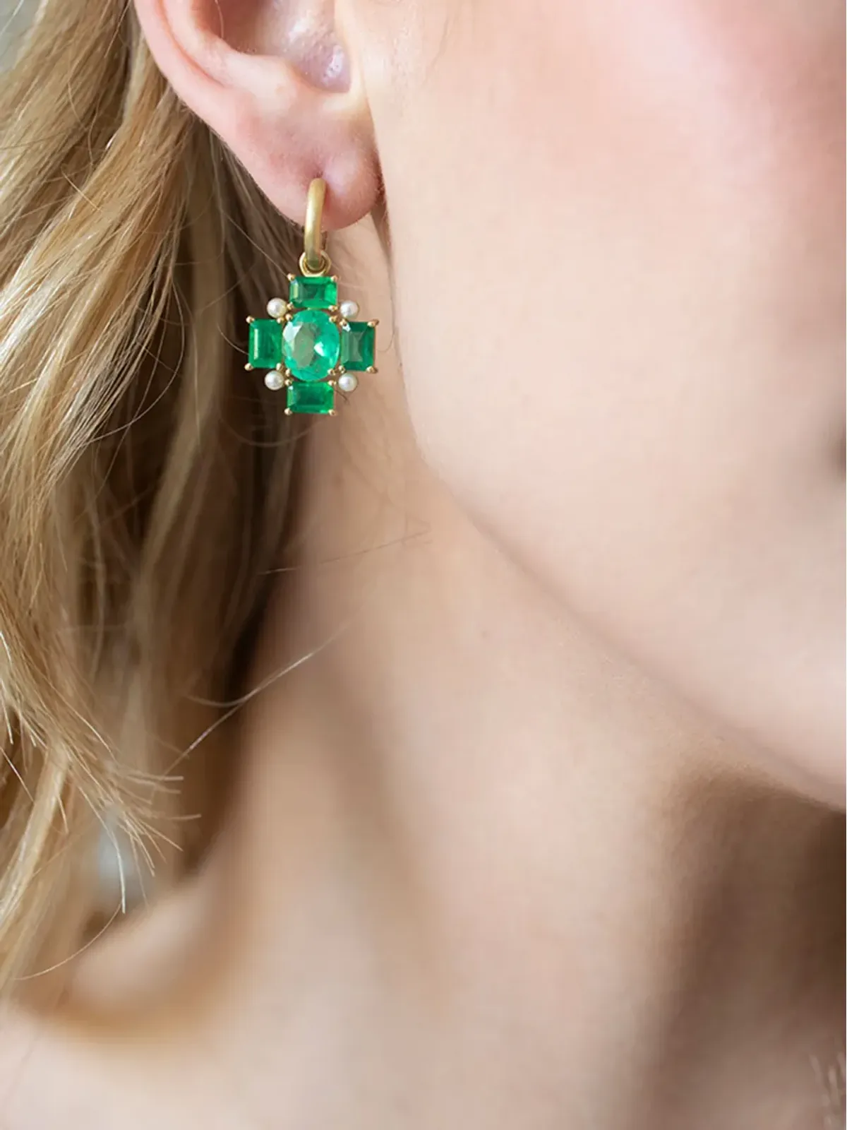 Irene Neuwirth 18K イエローゴールド ジェミー・ジェム・モザイク エメラルドとアコヤ真珠 ハグイヤー イヤリング - 画像2