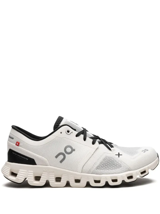 On On Cloud X 3 Ivory スニーカーの商品画像