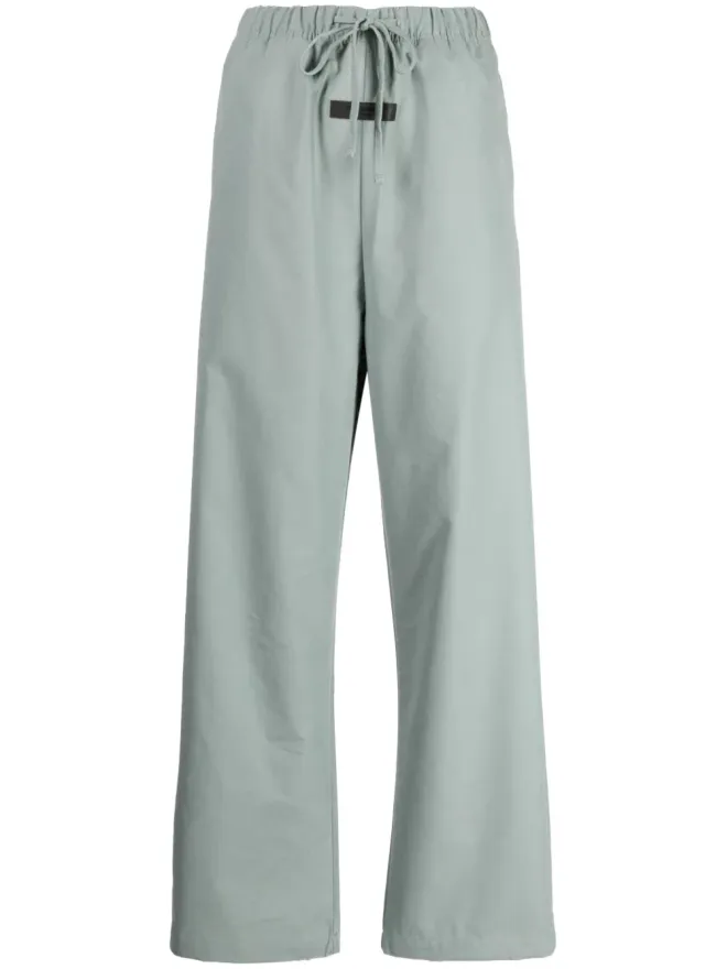 Fear of God ESSENTIALS FEAR OF GOD ESSENTIALS ロゴパッチ ドローストリングウエストパンツの商品画像