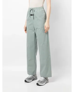 FEAR OF GOD ESSENTIALS ロゴパッチ ドローストリングウエストパンツ - サムネイル3