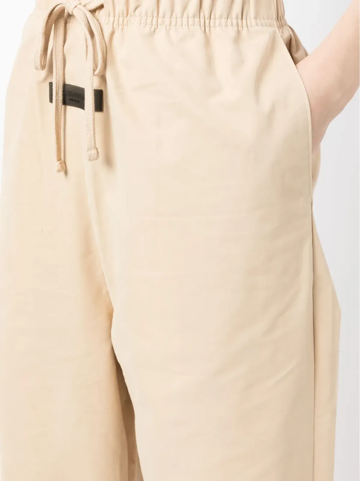 FEAR OF GOD ESSENTIALS ロゴパッチ付きドローストリングウエストバンドパンツ - Brown - 画像5