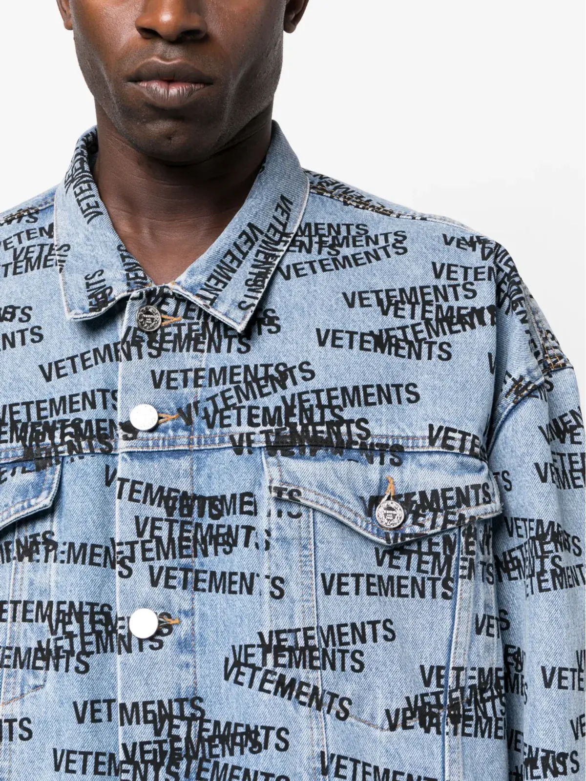 VETEMENTS ロゴプリント デニムジャケット - 画像5
