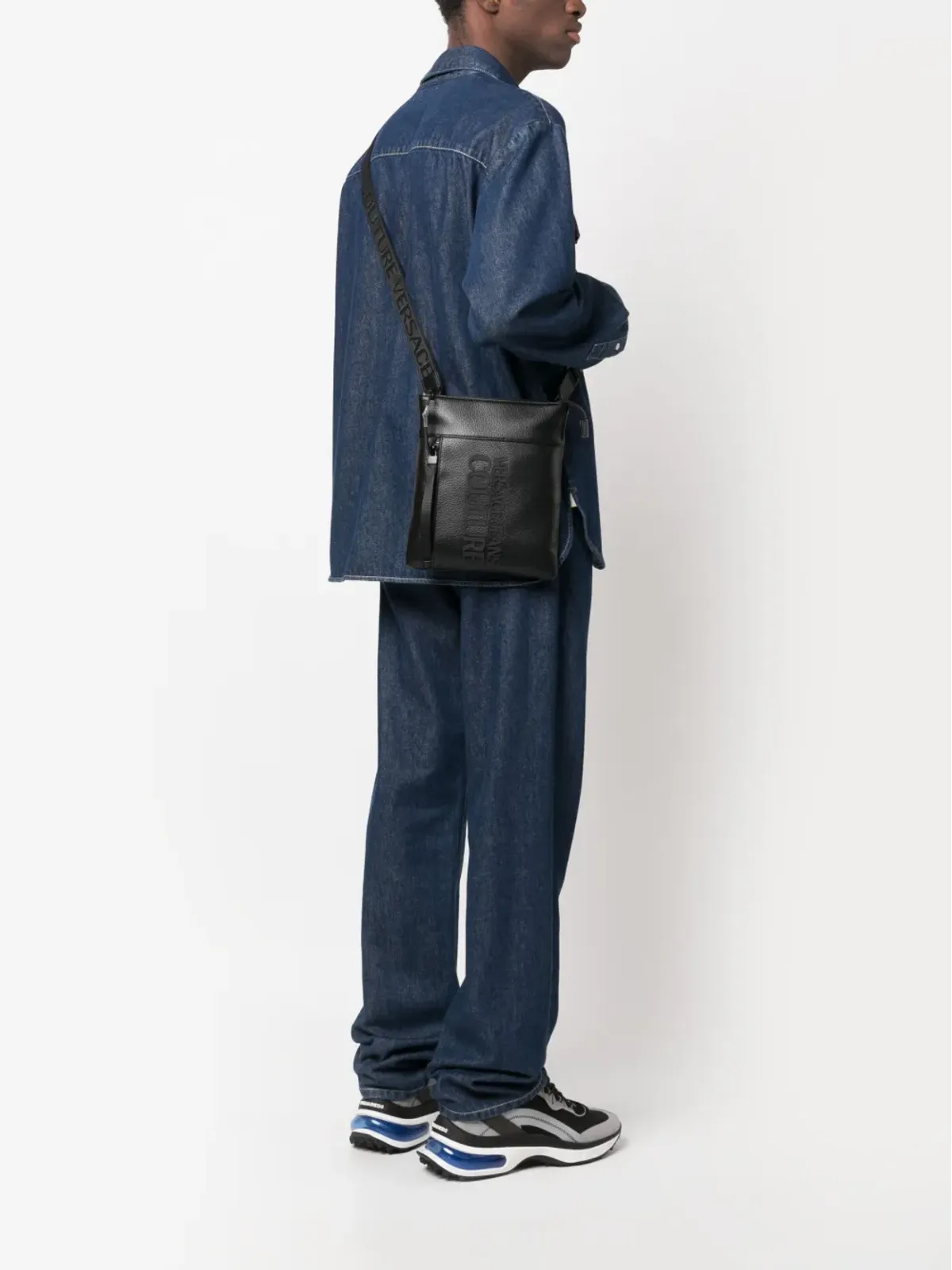 Versace Jeans Couture ロゴエンボス メッセンジャーバッグ（ブラック） - 画像2