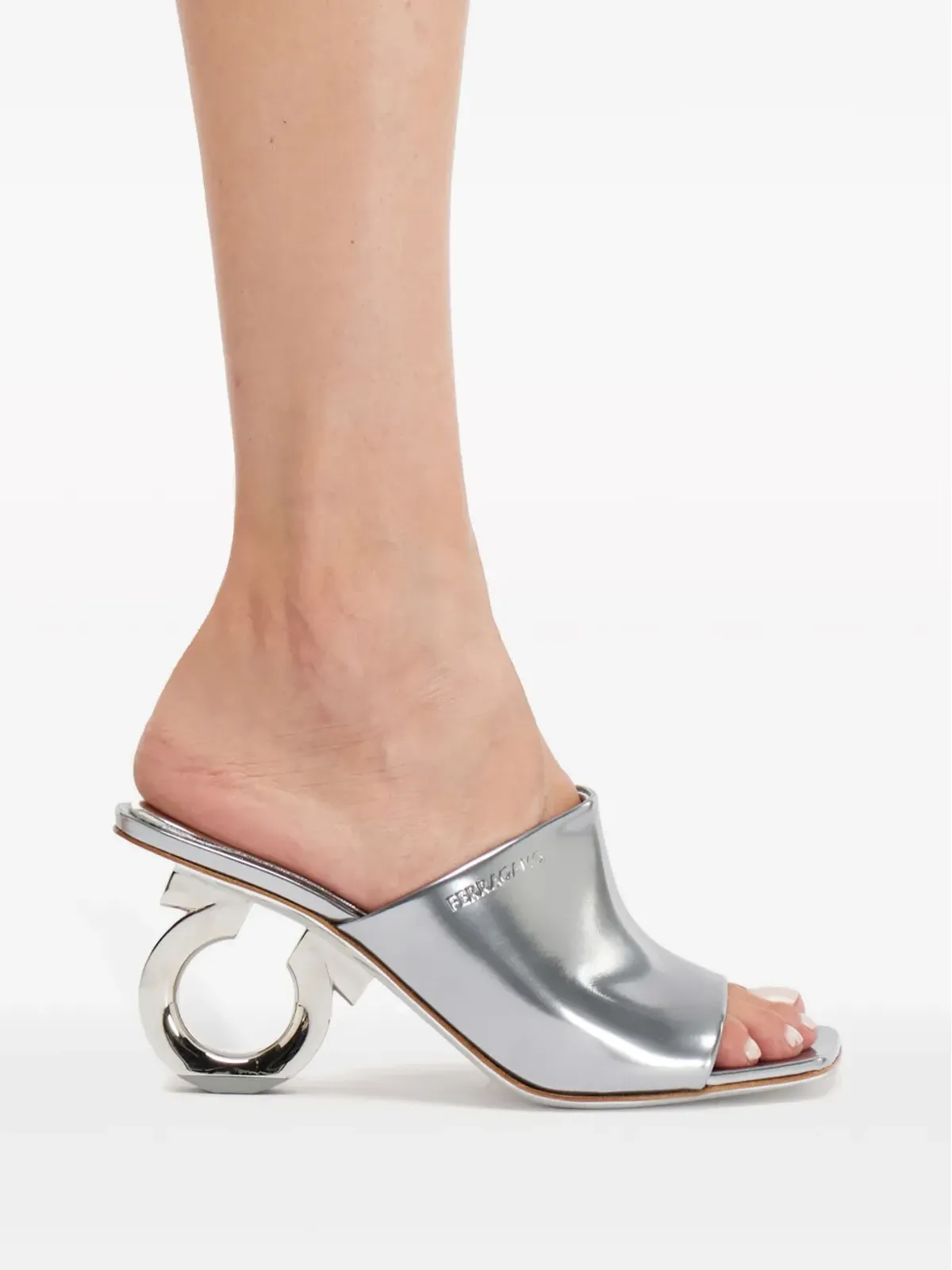 Ferragamo エリナ 70mm パテントレザー サンダル - シルバー - 画像5