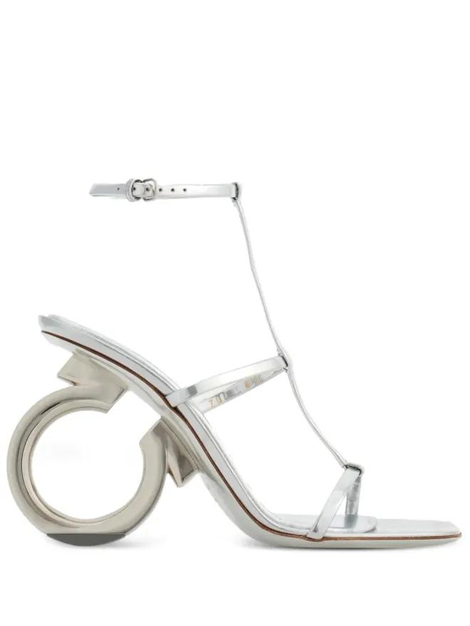 FERRAGAMO Ferragamo エリナ 105mm メタリック仕上げ サンダル - シルバーの商品画像