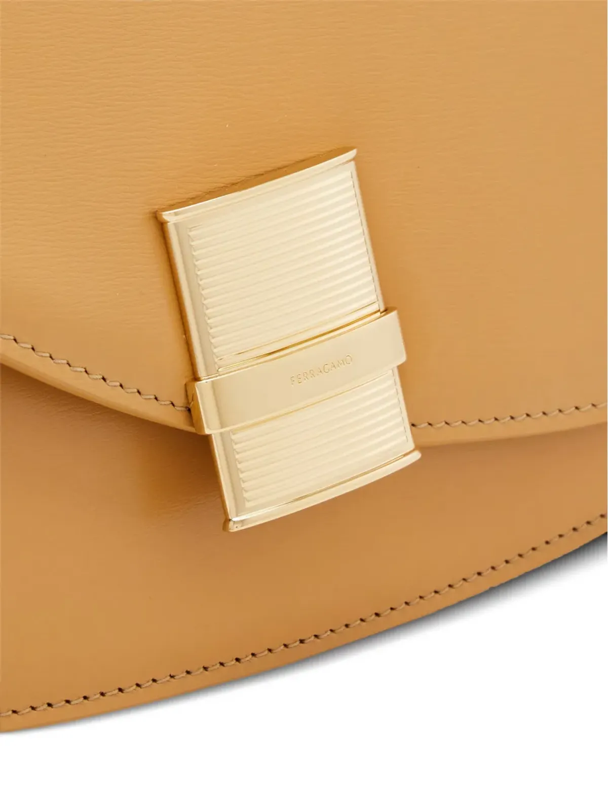 Ferragamo 小さめアシンメトリーレザーショルダーバッグ（ニュートラルカラー） - 画像4
