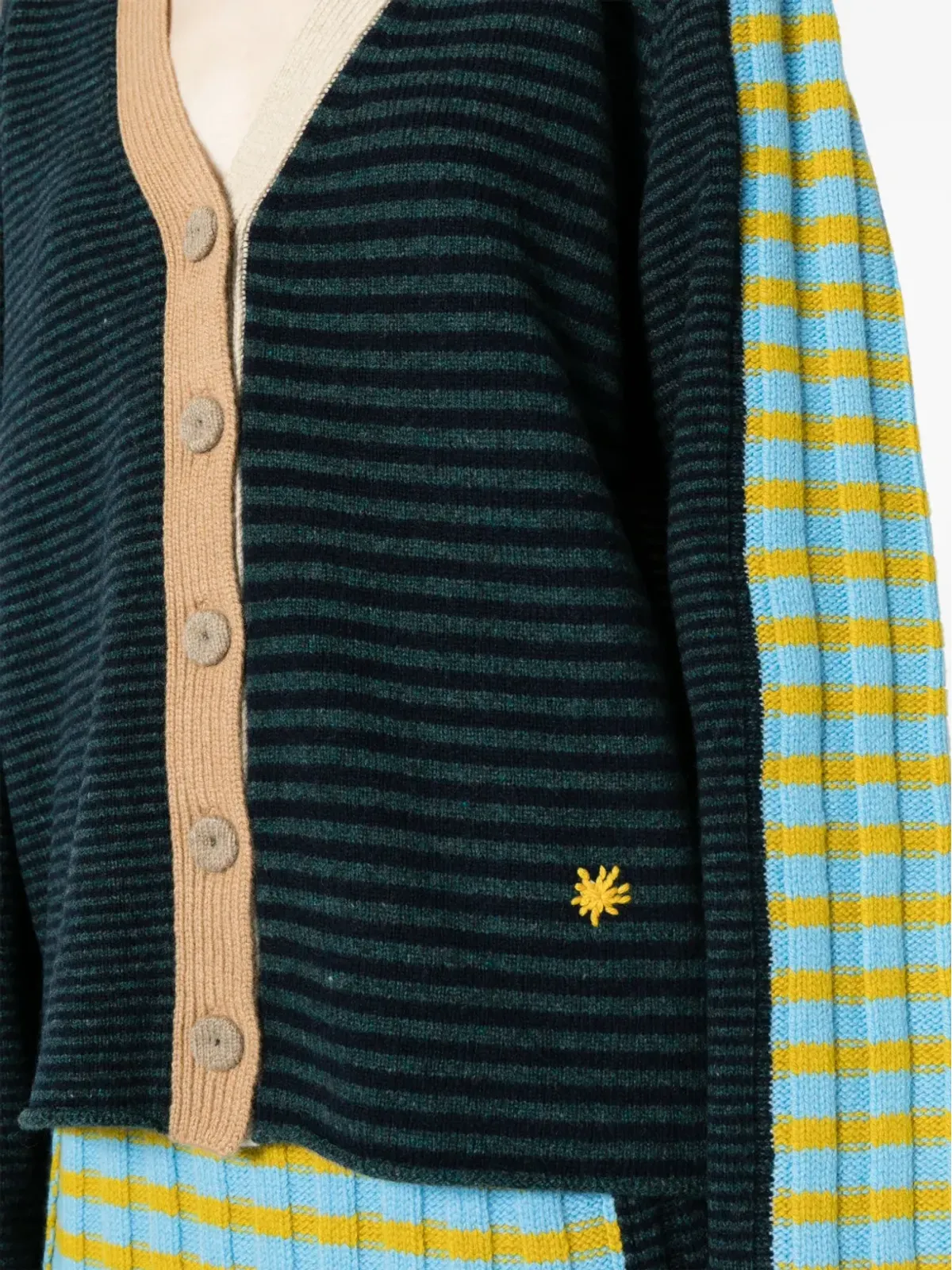 YANYAN KNITS ロゴ刺繍Vネックカーディガン - 画像5