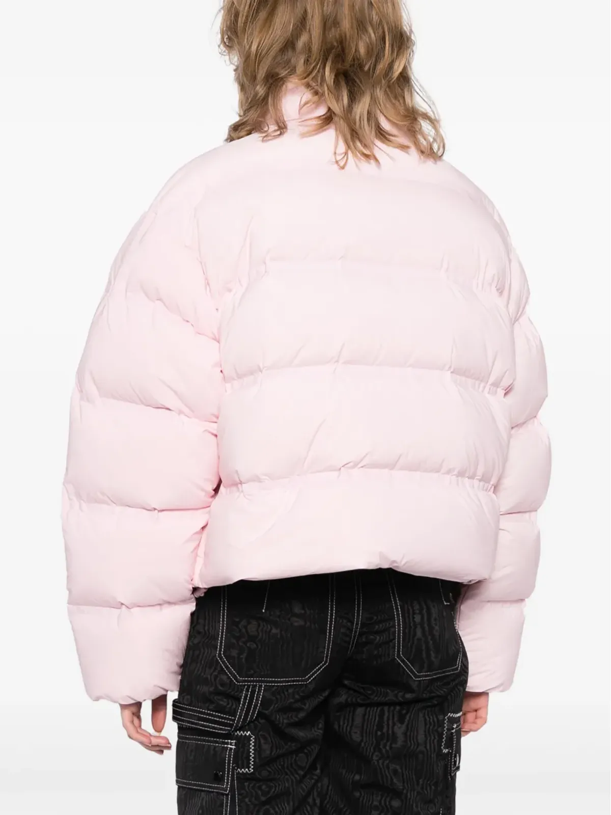 Alexander Wang 反射ロゴ入り クロップド ダウンジャケット - 画像4