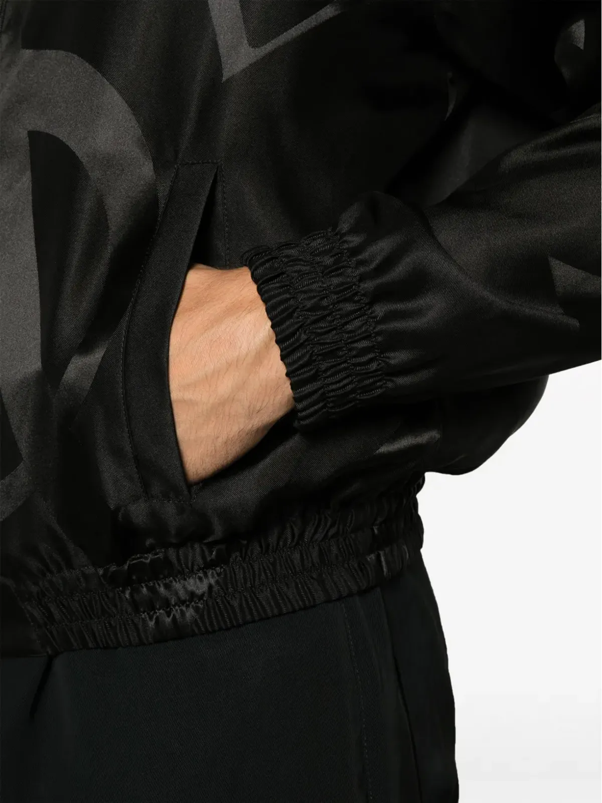 Saint Laurent ロゴプリント入り 黒のシルクジャケット - 画像5