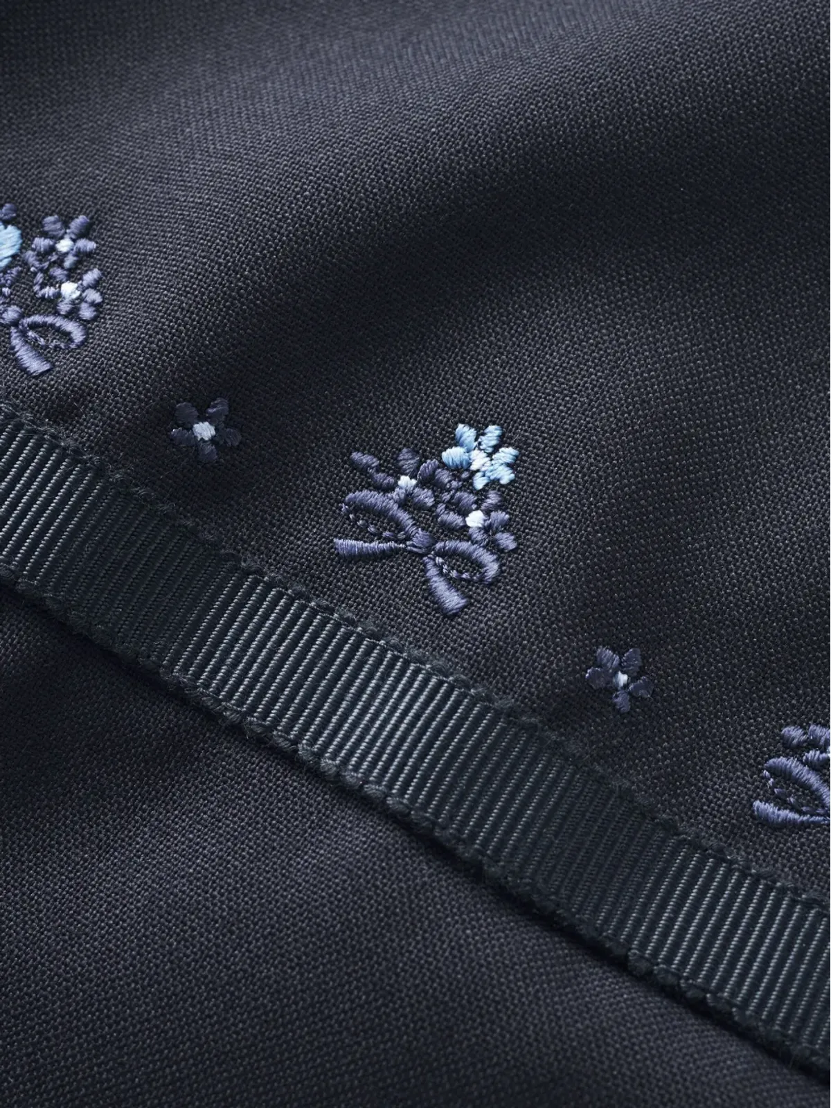 familiar ネイビーブルーのモチーフ刺繍入りウールドレス - 画像3