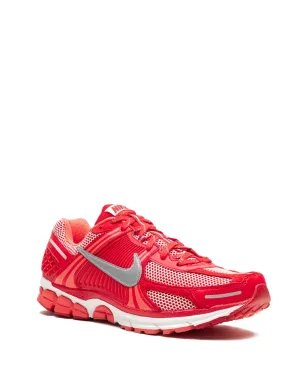Nike ズーム ヴォメロ 5 PRM ユニバーシティレッド/メタリックシルバー スニーカー - サムネイル2