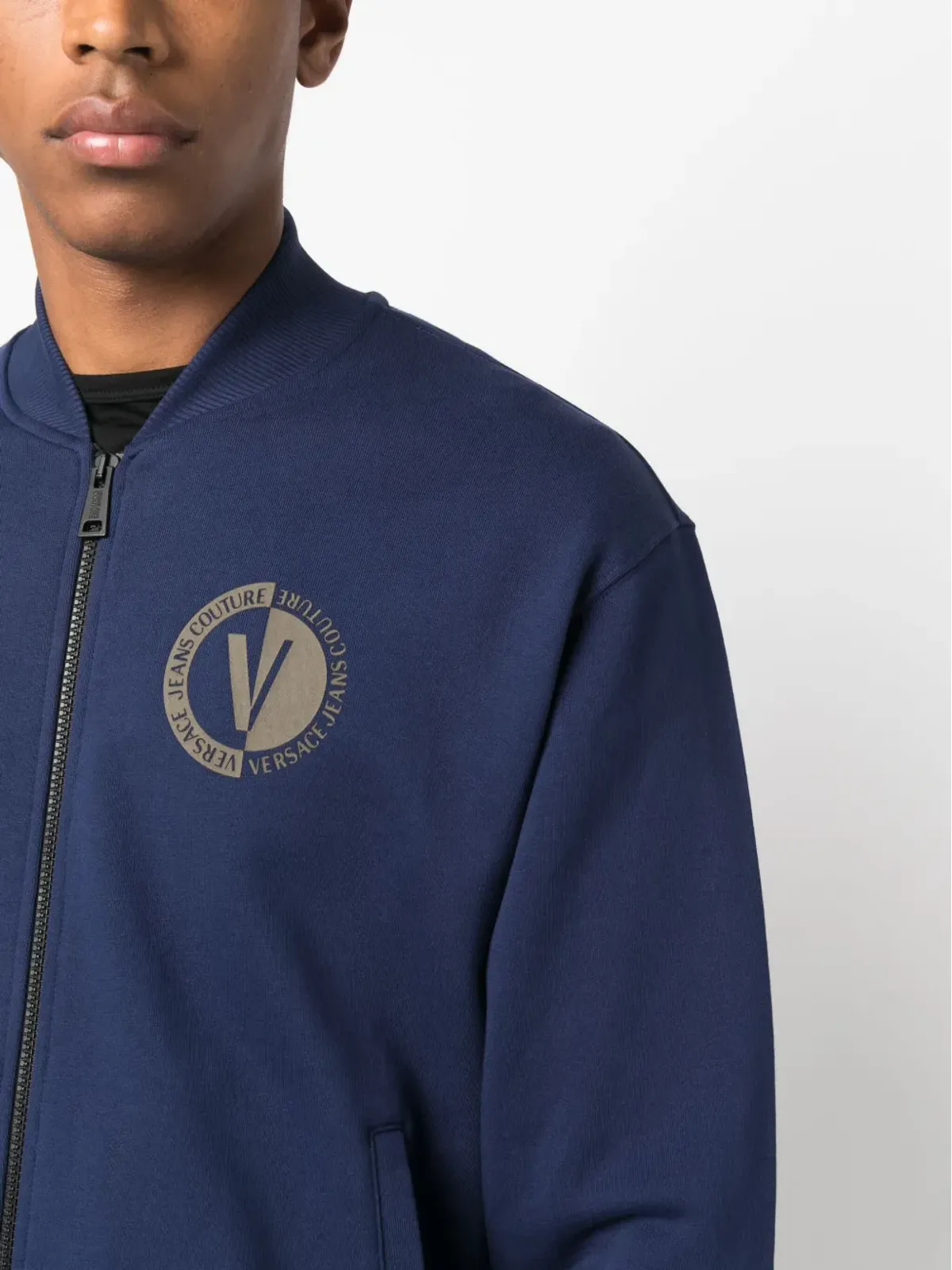Versace Jeans Couture ブルーのロゴプリント コットン ボンバー ジャケット - 画像5
