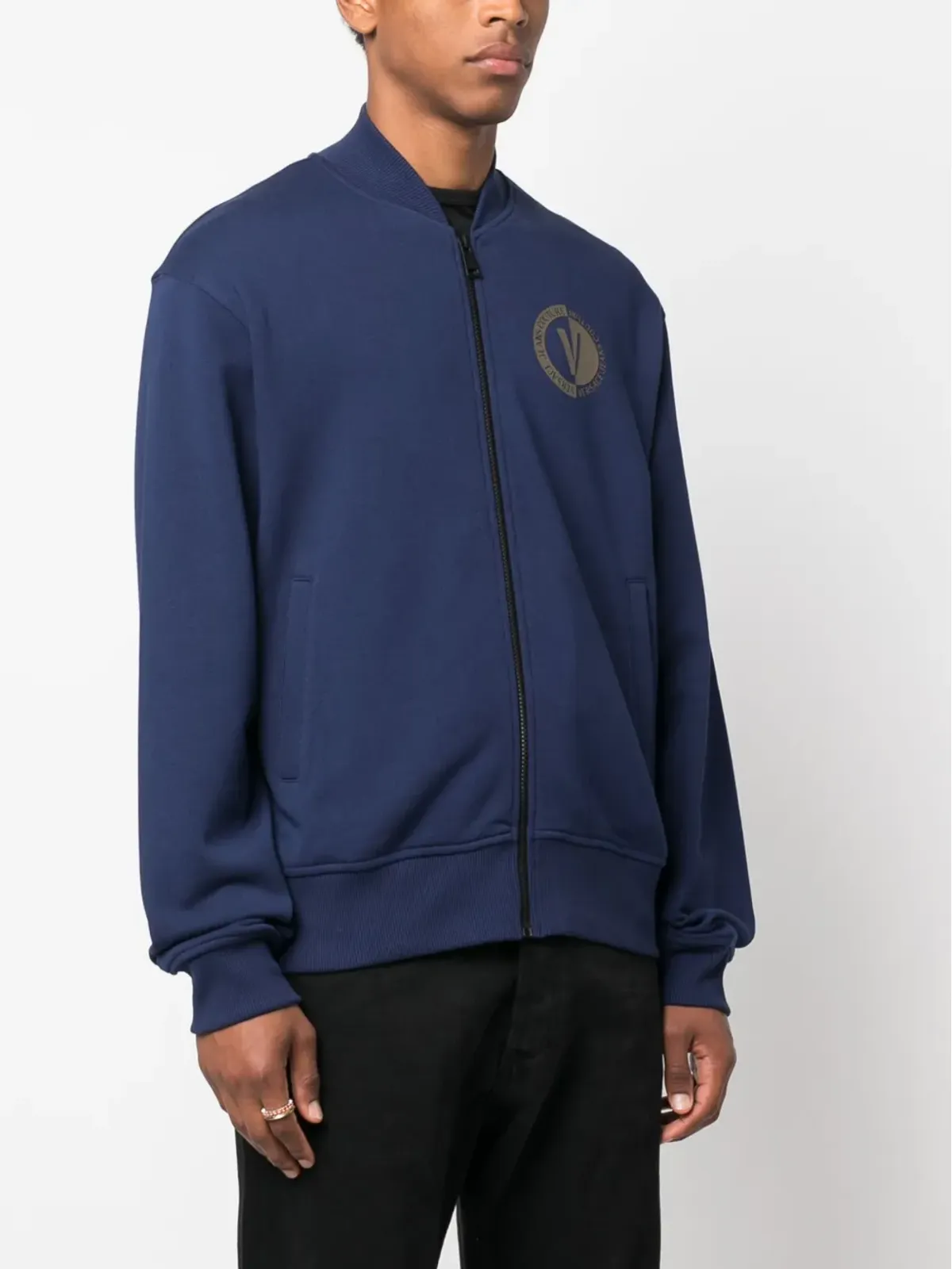 Versace Jeans Couture ブルーのロゴプリント コットン ボンバー ジャケット - 画像3