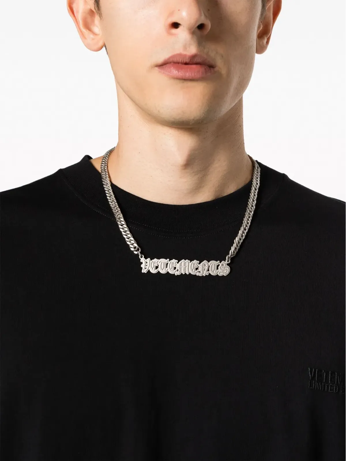 VETEMENTS ゴシック ロゴ-プレート ネックレス - 画像2