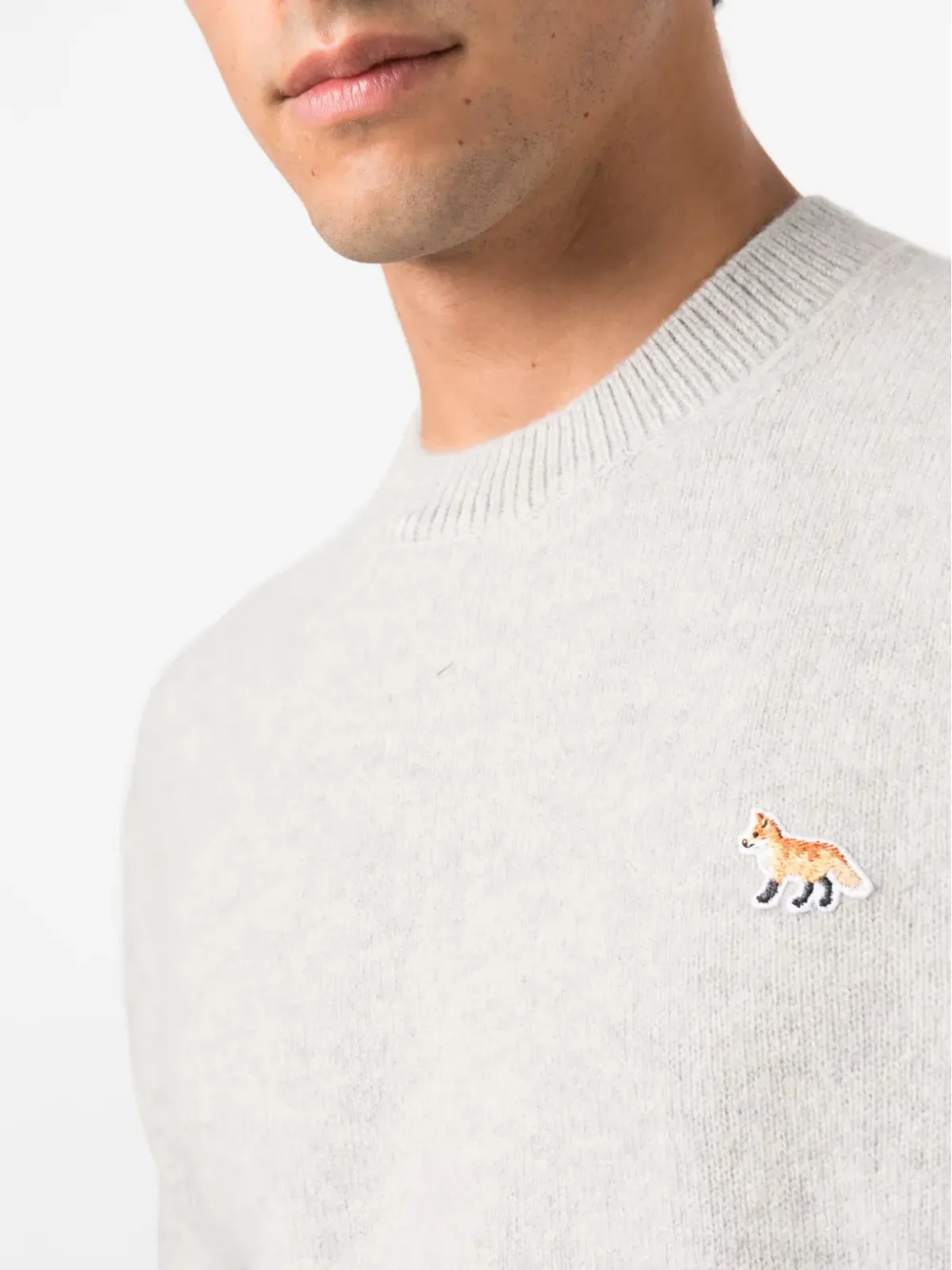 Maison Kitsuné フォックスパッチ ウール ジャンパー グレー - 画像5