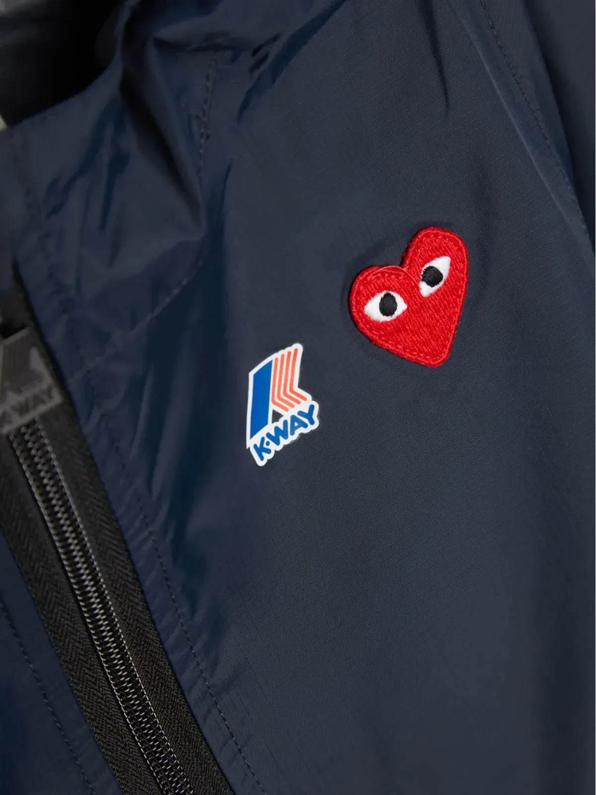 Comme Des Garçons Play Kids ロゴアップリケ レインジャケット - 画像3