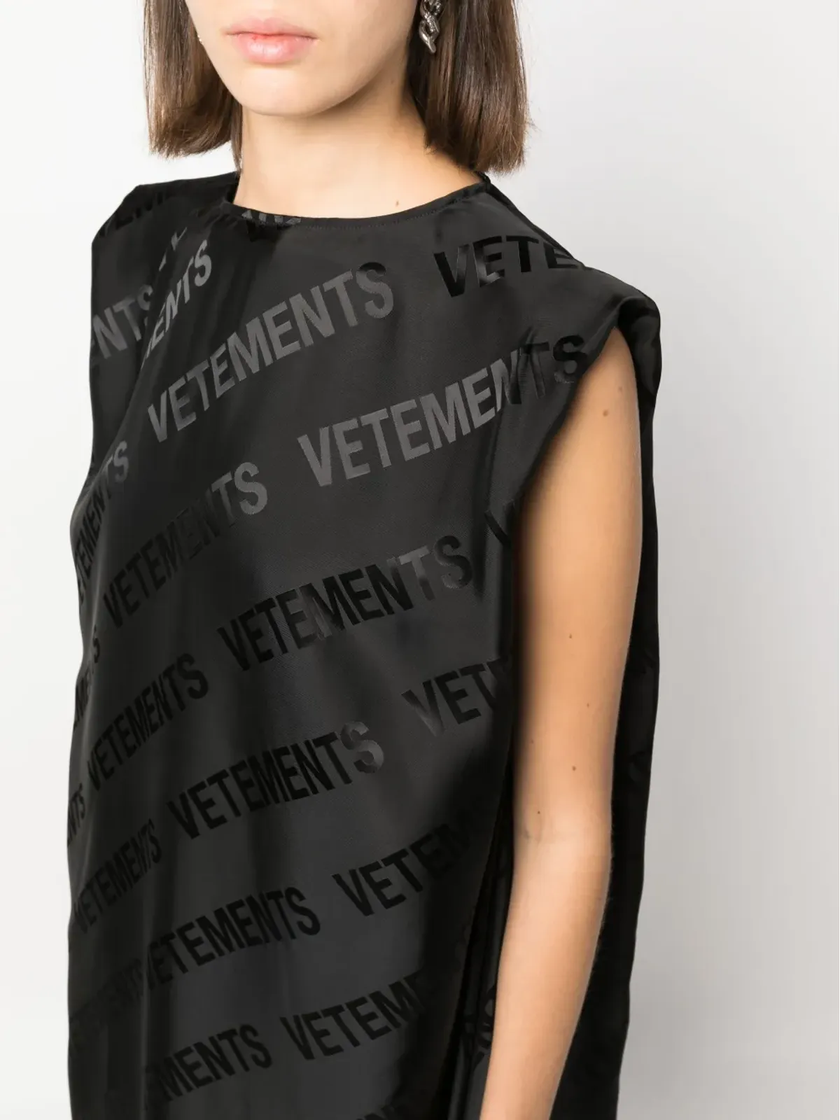 VETEMENTS ロゴプリント ノースリーブ ドレス（ブラック） - 画像5