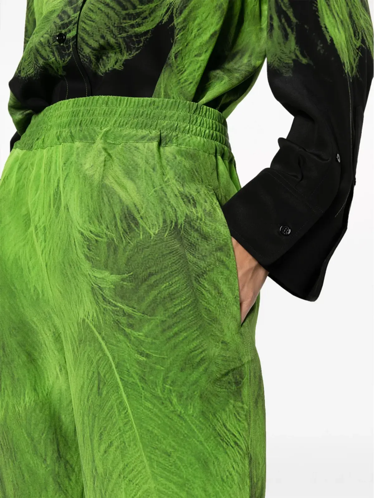 Victoria Beckham フェザープリント シルクパンツ（グリーン） - 画像5