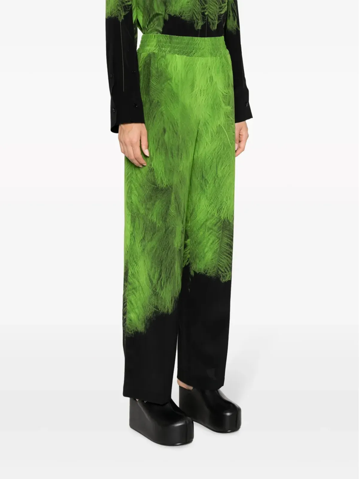 Victoria Beckham フェザープリント シルクパンツ（グリーン） - 画像3