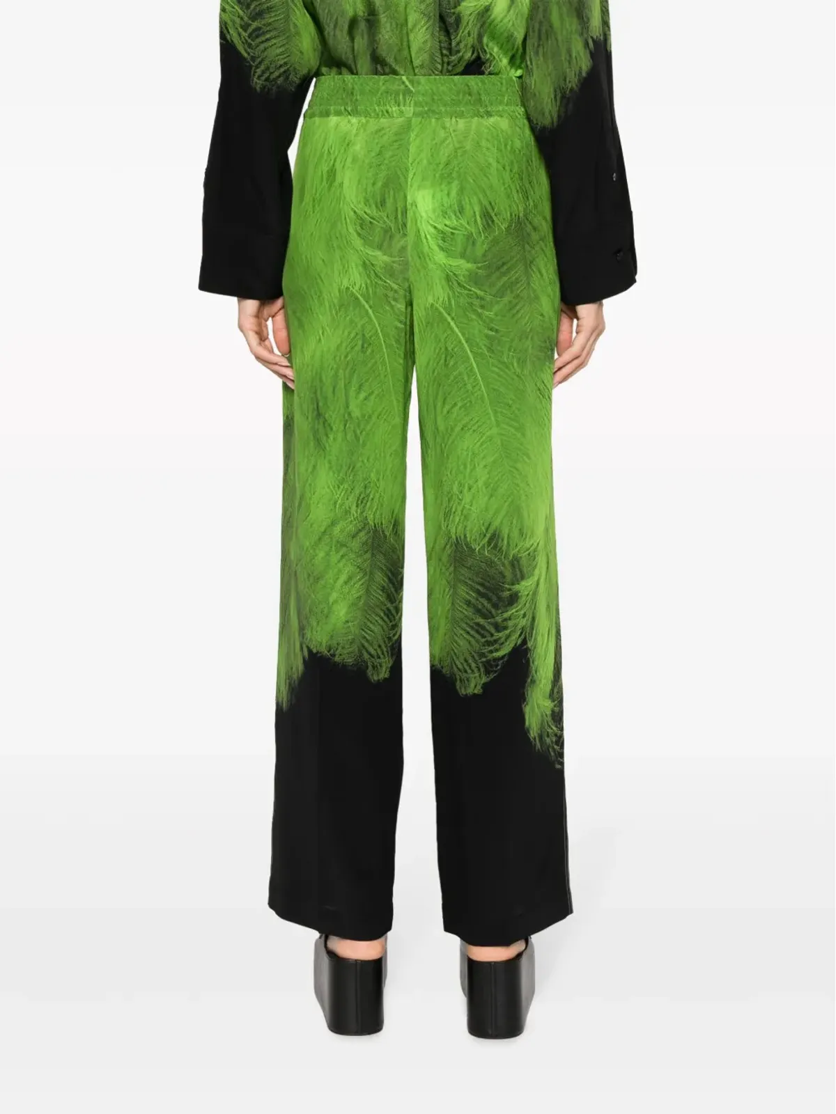 Victoria Beckham フェザープリント シルクパンツ（グリーン） - 画像4