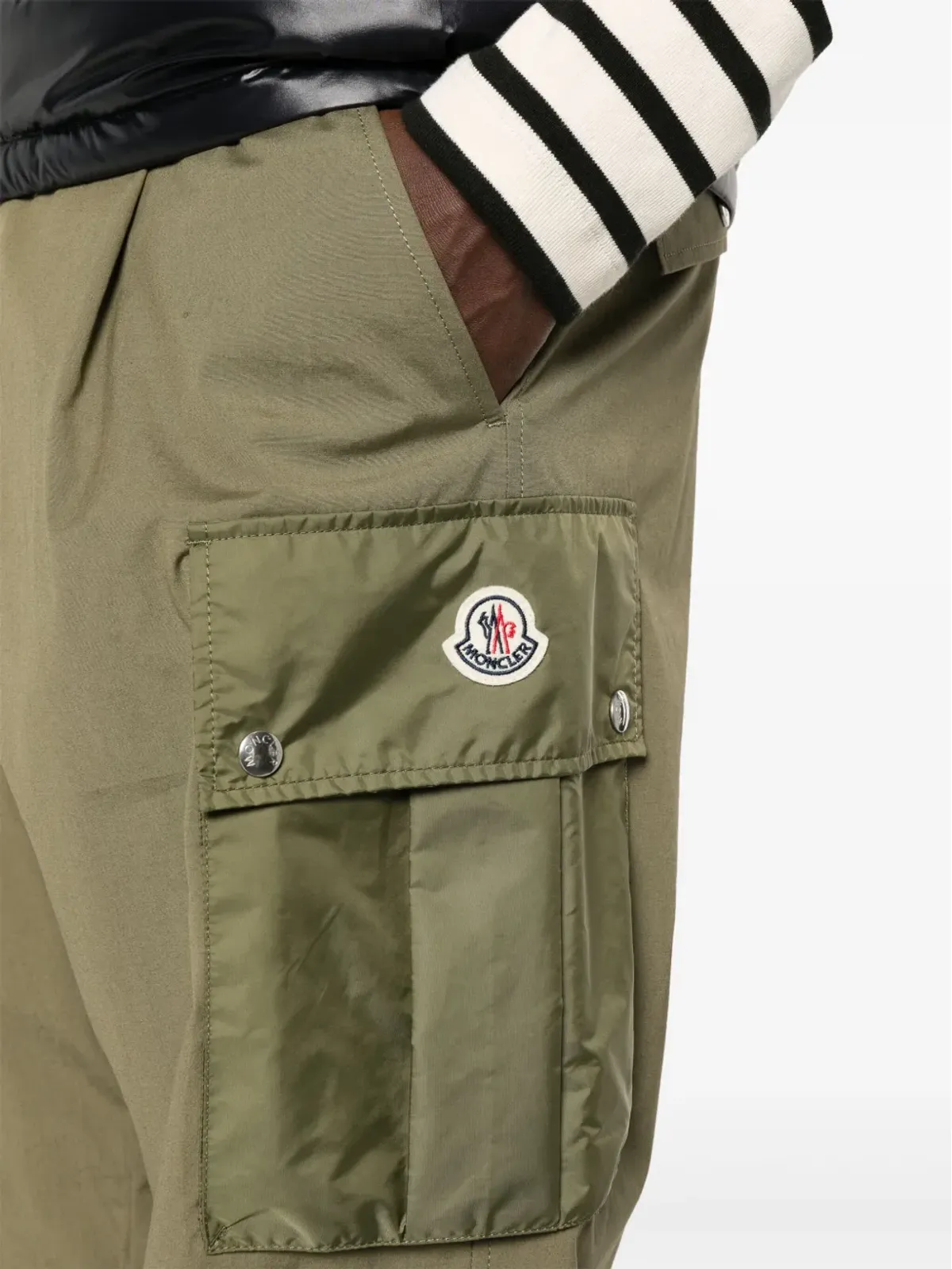 Moncler アップリケロゴ カーゴパンツ - グリーン - 画像5
