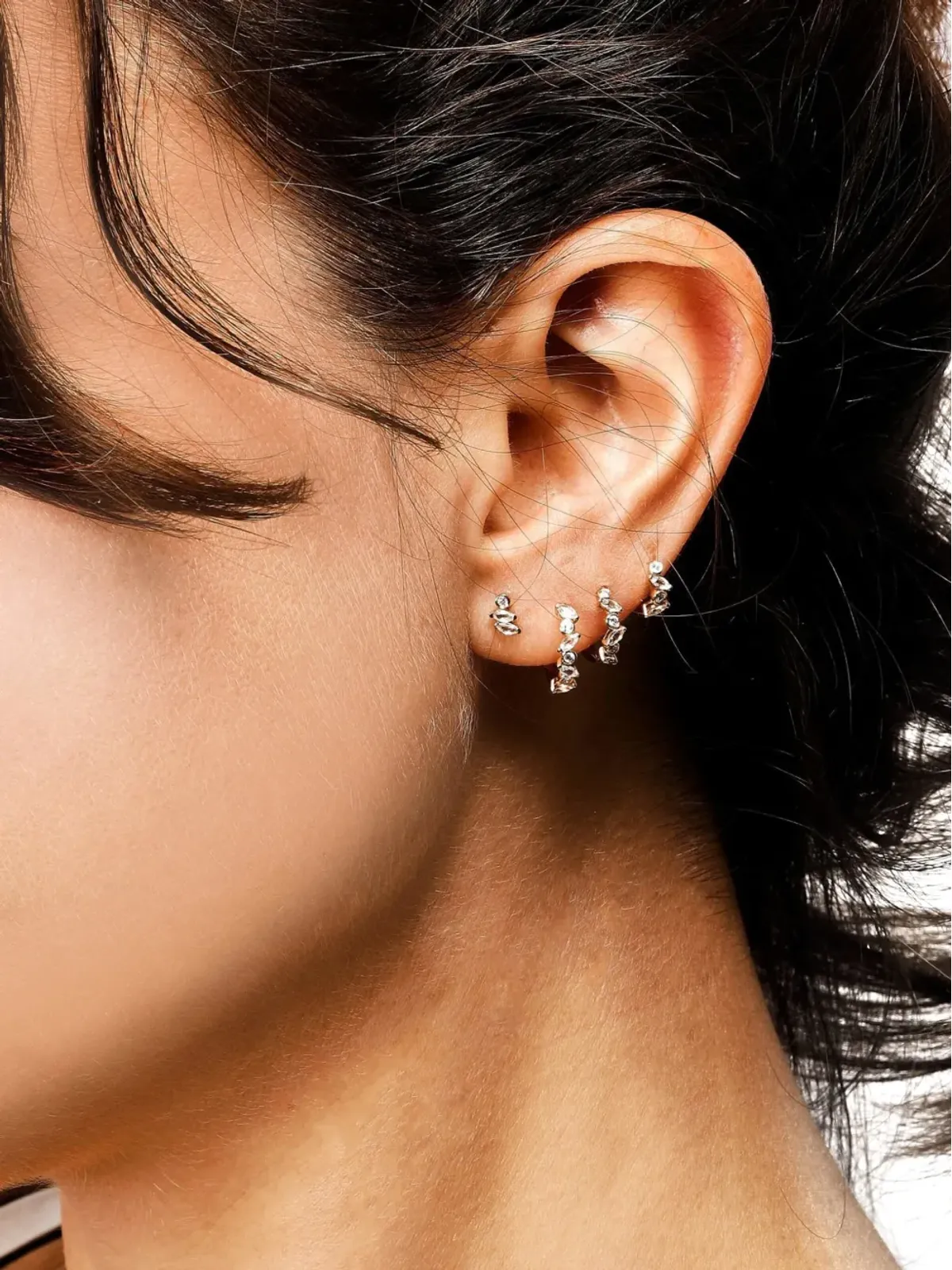 Lark & Berry 14Kイエローゴールド ヴェトー サファイア＆ダイヤモンド イヤリング - 画像4