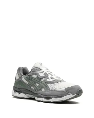ASICS GEL-NYC クリーム色とスティールグレーのスニーカー - サムネイル2