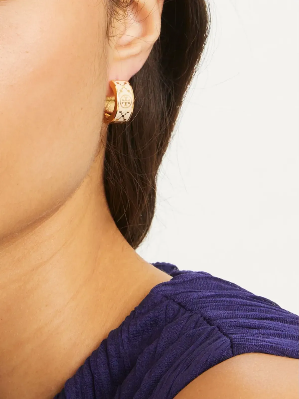 Tory Burch 小型 Tモノグラム フープ ピアス - 画像3