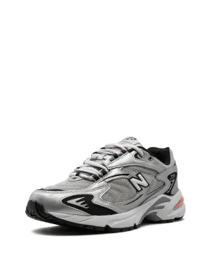 New Balance 725V1 メタリックシルバー スニーカー - サムネイル4