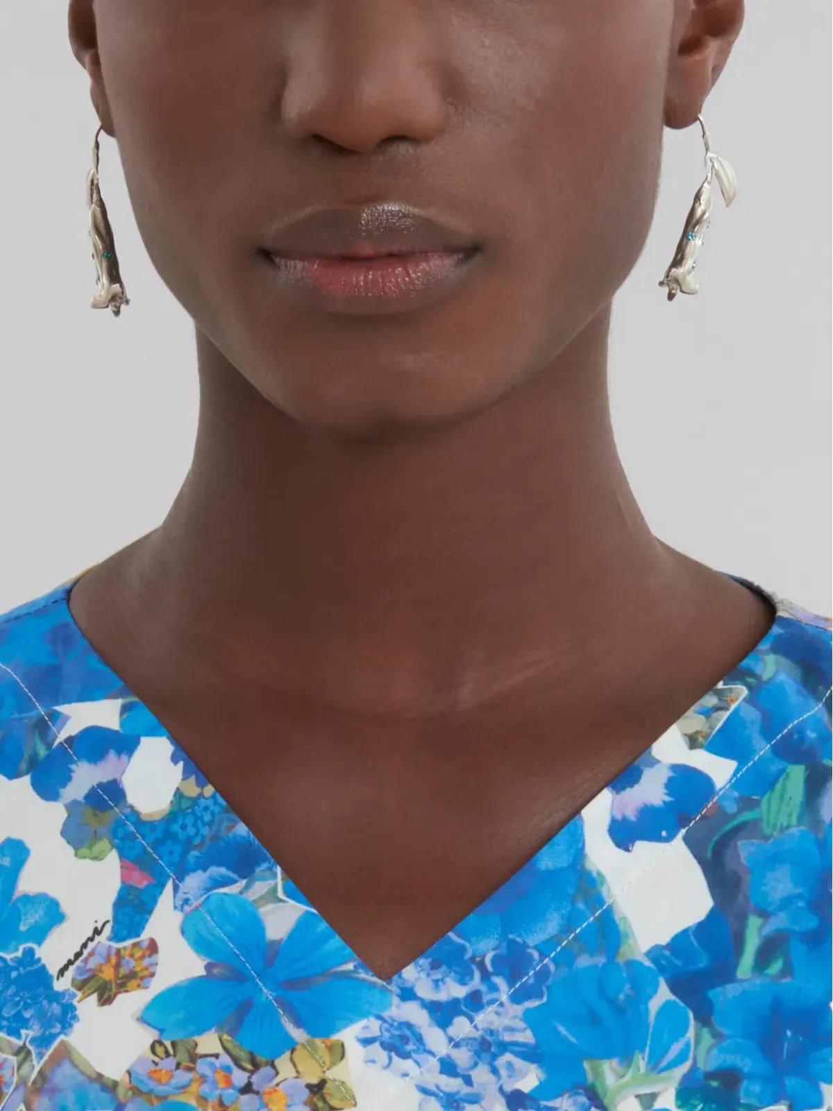 Marni クリスタル装飾 フラワードロップ ピアス ブルー - 画像2