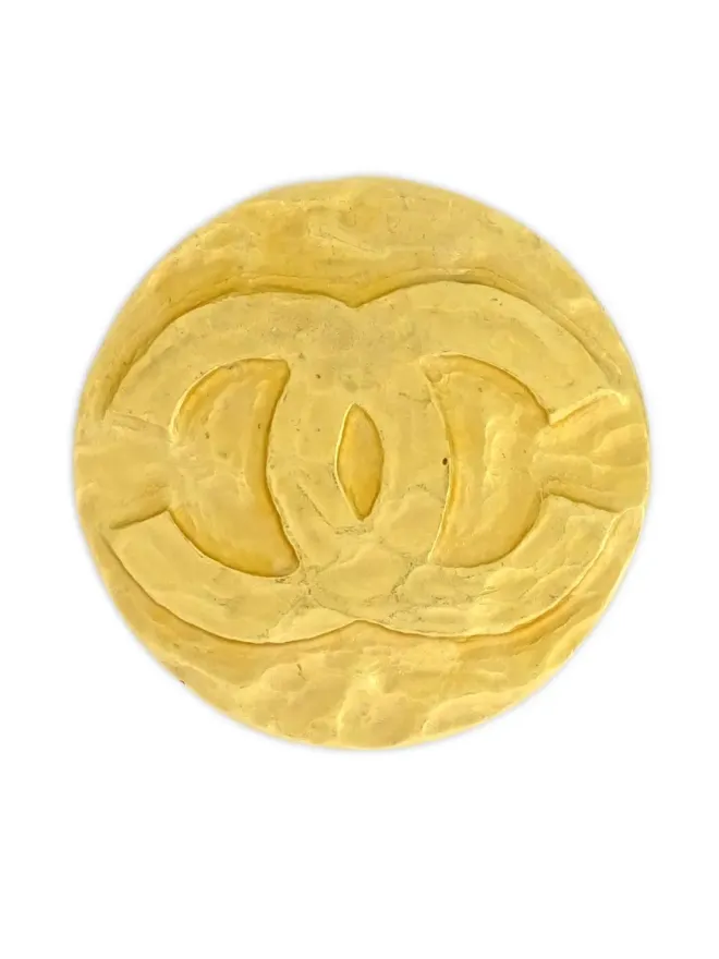 CHANEL Pre-Owned CHANEL ビンテージ 1994 CCエンボス丸型ブローチ - ゴールドの商品画像