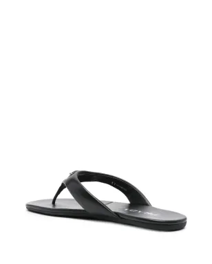 Prada エナメルトライアングル レザー フリップフロップ ブラック - サムネイル3