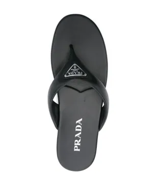 Prada エナメルトライアングル レザー フリップフロップ ブラック - サムネイル4