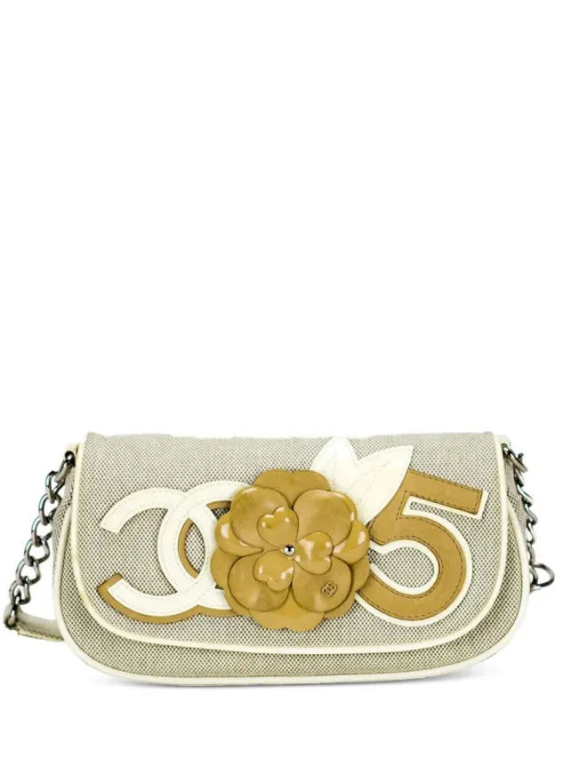 CHANEL Pre-Owned CHANEL ビンテージ 2005年 小さめ カメリア フラップ ショルダーバッグ - ベージュ系の商品画像