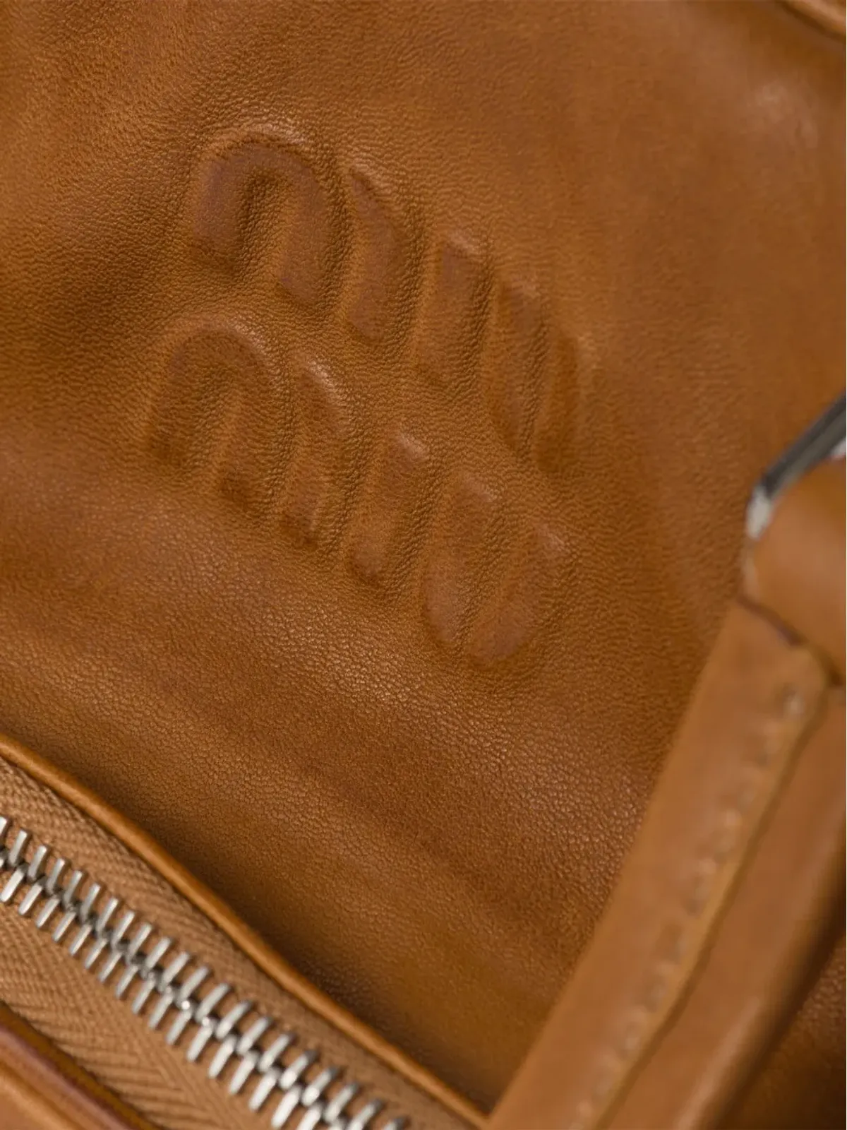 Miu Miu ロゴエンボスレザートートバッグ - 画像4