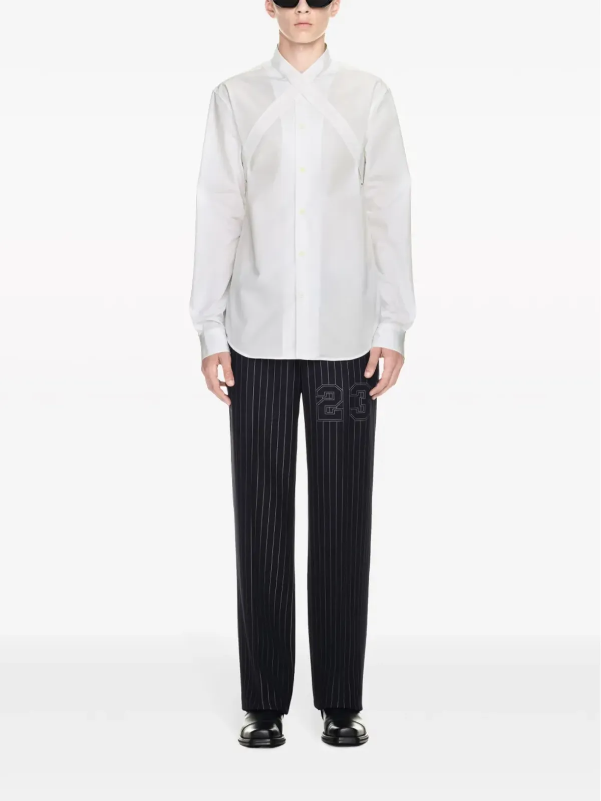 Off-White ナンバープリント ピンストライプのスリムカットパンツ ブラック - 画像2