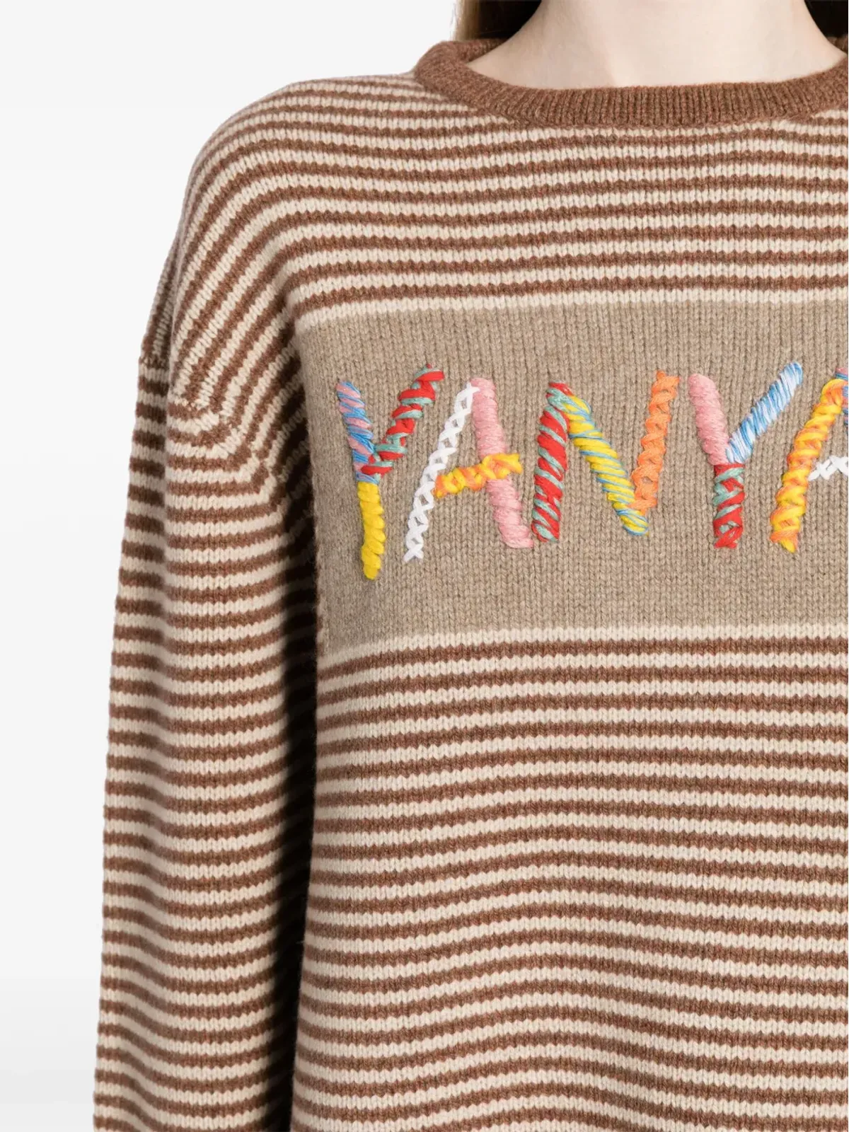 YANYAN KNITS ロゴ刺繍入りストライプ柄ブラウンのニットセーター - 画像5