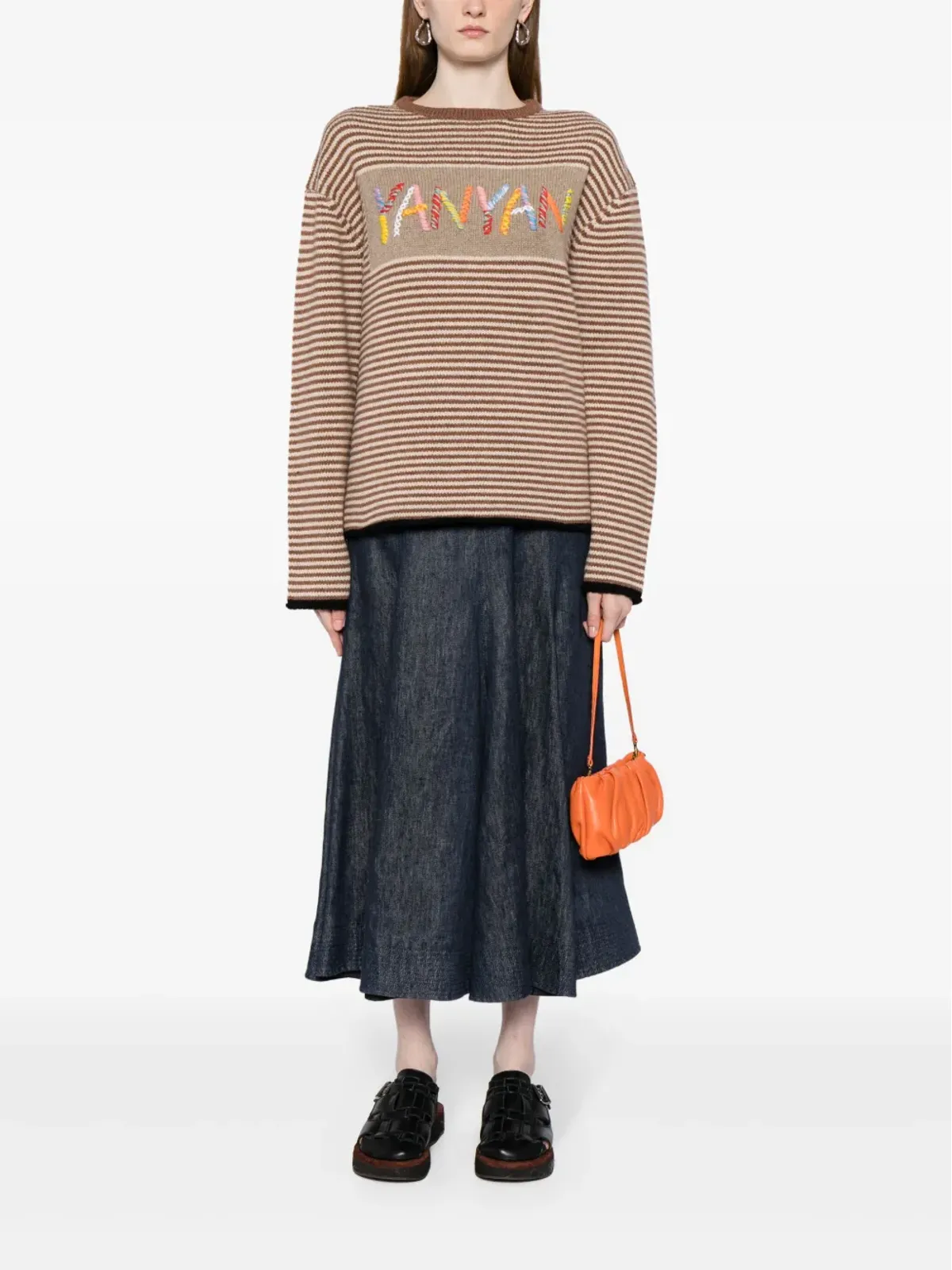 YANYAN KNITS ロゴ刺繍入りストライプ柄ブラウンのニットセーター - 画像2