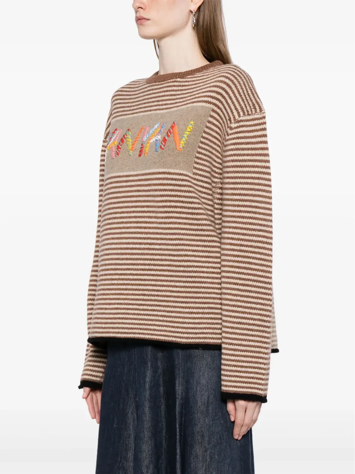 YANYAN KNITS ロゴ刺繍入りストライプ柄ブラウンのニットセーター - 画像3