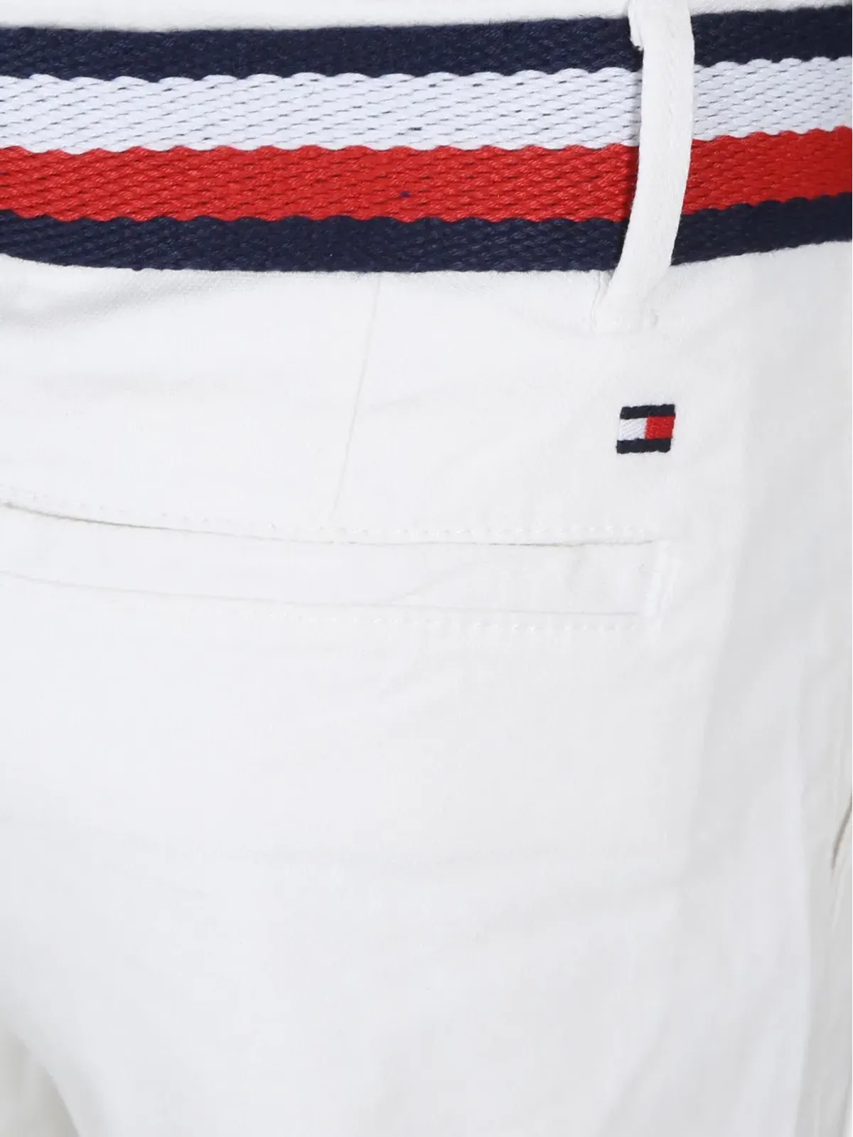 Tommy Hilfiger Junior ベルト付きチノショーツ（ホワイト） - 画像3