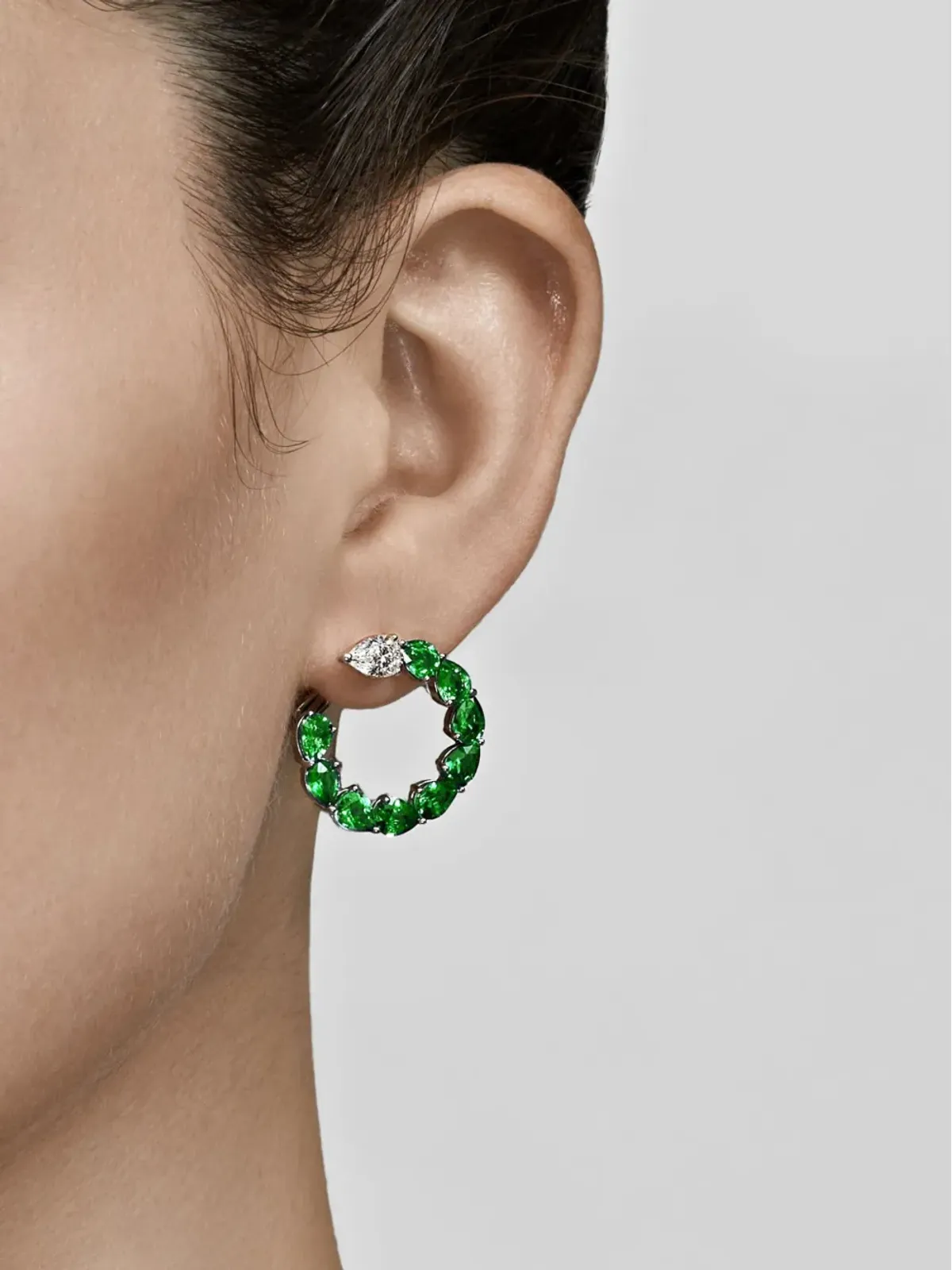 Jewels Aficionado 18ktホワイトゴールド エメラルドとダイヤモンド フープピアス - 画像3