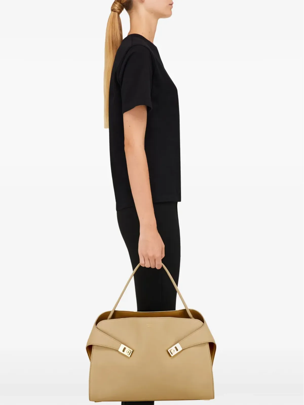 Ferragamo ミディアム ハグソフト ショルダーバッグ - ニュートラルカラー - 画像2