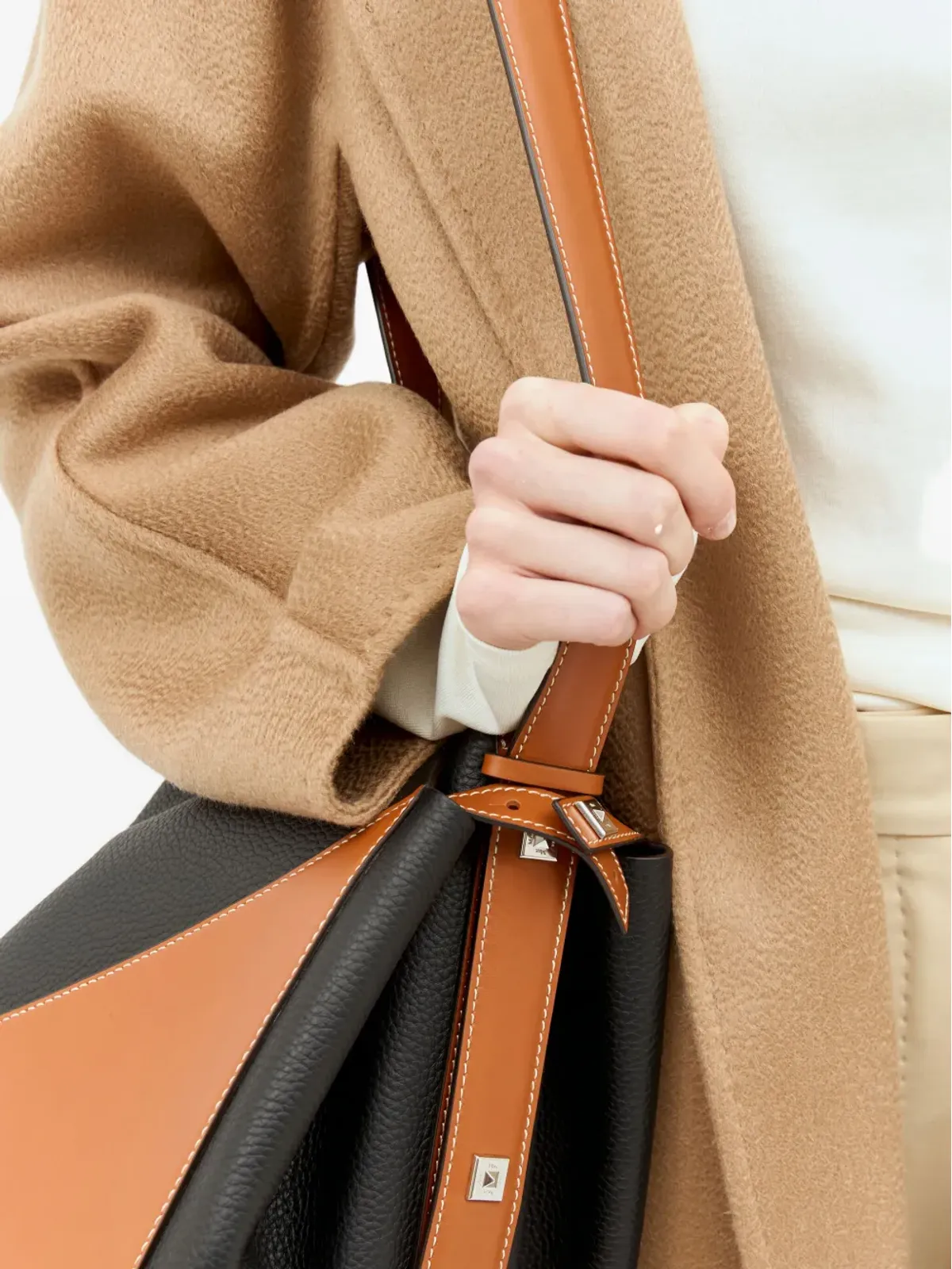 Max Mara ロゴディテール レザー 三角ショルダーバッグ ブラウン - 画像4